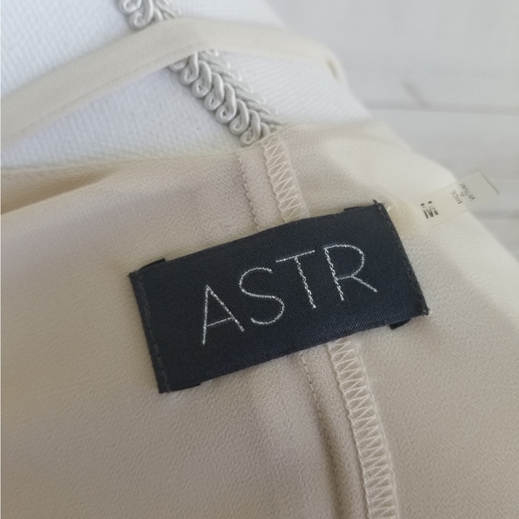 ASTR Nordstrom Cream Lace Shift Dress | Medium - Picture 6 of 6